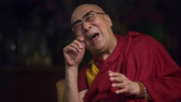 XIV Dalai Lama nuoširdžiai juokiasi ir gestikuliuoja